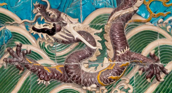 Escultura de dragón. El Muro de los Nueve Dragones (Jiulongbi) en el parque Beihai, Beijing, China. La pared fue construida en 1756 CE — Foto de Stock