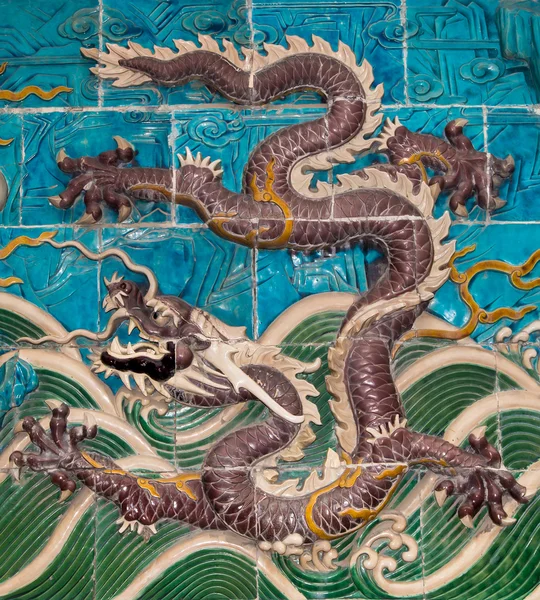 Drachenskulptur. die Neun-Drachen-Mauer (jiulongbi) im Beihai-Park, Peking, China. Die Mauer wurde 1756 erbaut. — Stockfoto