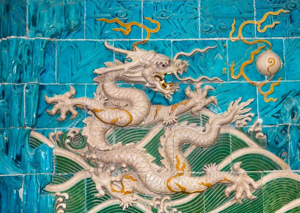 Drageskulptur. The Nine-Dragon Wall (Jiulongbi) i Beihai park, Beijing, Kina. Muren blev bygget i 1756 CE - Stock-foto