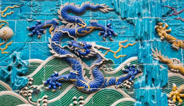 Drake skulptur. den nio-dragon wall (jiulongbi) på beihai park, Peking, Kina. muren byggdes 1756 ce — Stockfoto