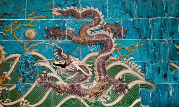 Drake skulptur. den nio-dragon wall (jiulongbi) på beihai park, Peking, Kina. muren byggdes 1756 ce — Stockfoto