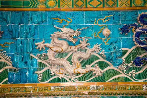 Drake skulptur. den nio-dragon wall (jiulongbi) på beihai park, Peking, Kina. muren byggdes 1756 ce — Stockfoto