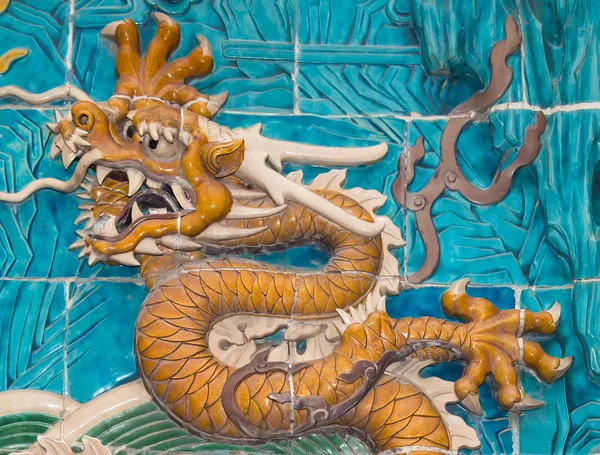 Sculpture dragon. Le mur des neuf dragons (Jiulongbi) au parc Beihai, Pékin, Chine. Le mur a été construit en 1756 CE — Photo
