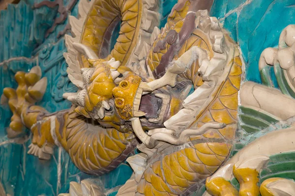 Sculpture dragon. Le mur des neuf dragons (Jiulongbi) au parc Beihai, Pékin, Chine. Le mur a été construit en 1756 CE — Photo