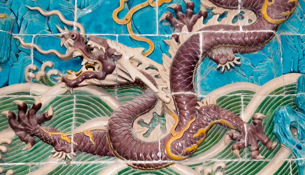 Dragon sculpture. The Nine-Dragon Wall (Jiulongbi) at Beihai park, Beijing, China. The wall was built in 1756 CE — Stock Photo, Image