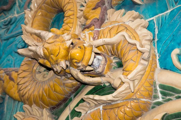 Drake skulptur. den nio-dragon wall (jiulongbi) på beihai park, Peking, Kina. muren byggdes 1756 ce — Stockfoto