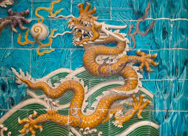 Drake skulptur. den nio-dragon wall (jiulongbi) på beihai park, Peking, Kina. muren byggdes 1756 ce — Stockfoto