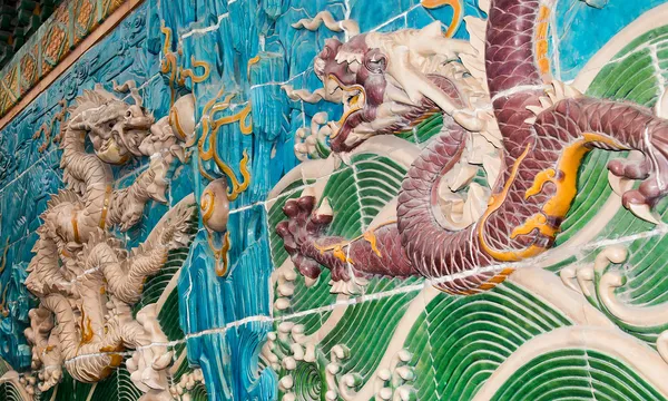 Dragon szobor. a kilenc sárkány fal (jiulongbi) a beihai park, Peking, Kína. a fal 1756 ce-ban épült — Stock Fotó