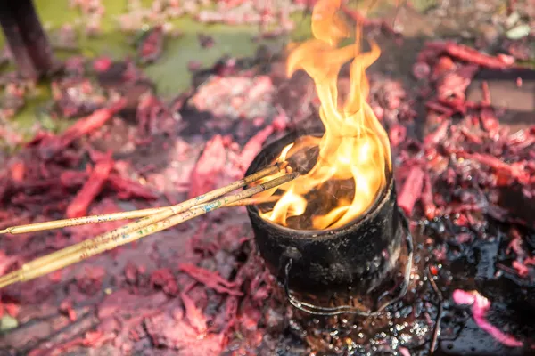 Brûler de l'encens de prière dans un temple bouddhiste. Tourné dans un ancien temple bouddhiste en Chine — Photo