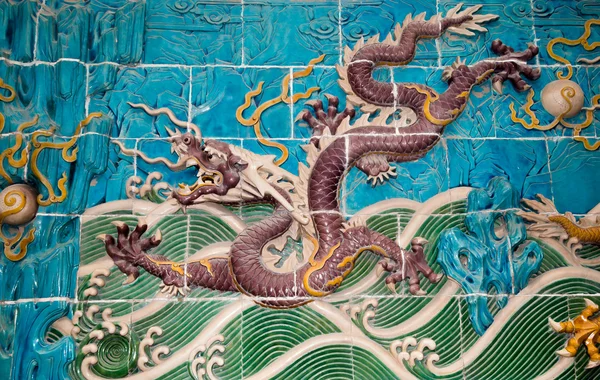 Drake skulptur. den nio-dragon wall (jiulongbi) på beihai park, Peking, Kina. muren byggdes 1756 ce — Stockfoto