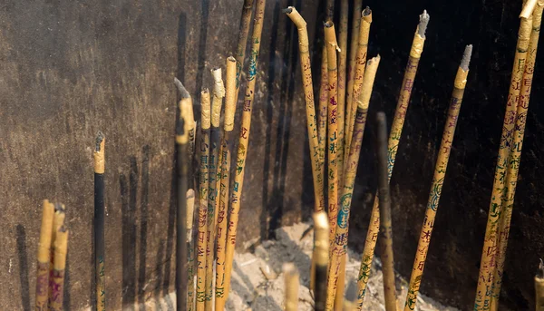 Palenie kadzidła modlitwy w buddyjskiej świątyni. strzelał w starożytnej świątyni buddyjskiej w Chinach — Zdjęcie stockowe
