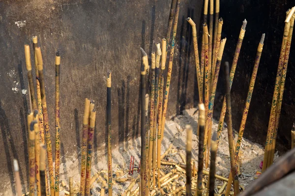 Καύση θυμίαμα προσευχή σε ένα βουδιστικό ναό. πυροβολήθηκαν σε μια αρχαία βουδιστικός ναός στην Κίνα — Φωτογραφία Αρχείου