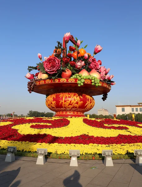 Riesiger Blumenkorb auf dem Platz des Himmlischen Friedens, Peking, China — Stockfoto