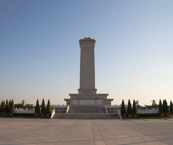 Denkmal für die Volkshelden auf dem Platz des Himmlischen Friedens, Peking, China — Stockfoto