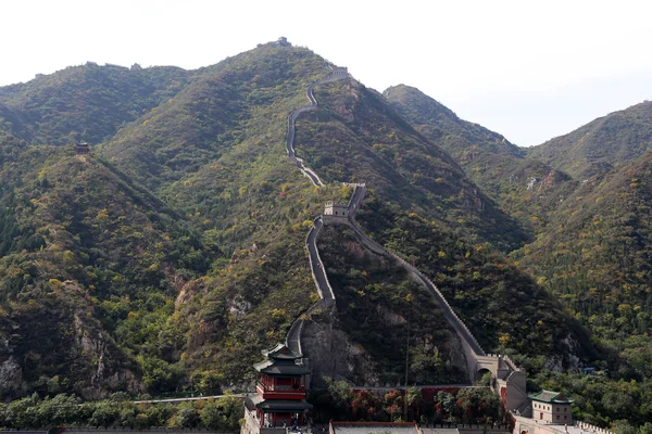 Weergave van een van de meest schilderachtige delen van de grote muur van china, ten noorden van Peking — Stockfoto