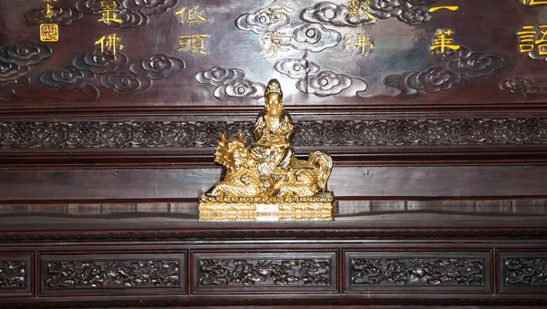 Tempio buddista. Statua dorata di Xian buddista-meridionale (Sian, Xi'an), provincia dello Shaanxi, Cina — Foto Stock