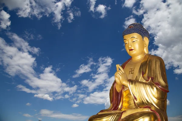 佛教寺庙。金塑像的佛--中国陕西省西安南部 (西安，西安) — 图库照片