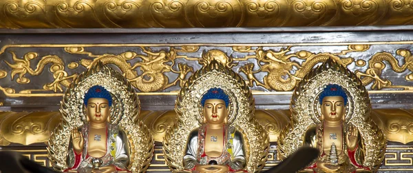 Buddhist Temple. Golden statue of Buddha-- southern Xian (Sian, Xi'an), Shaanxi province, China — Stock Photo, Image