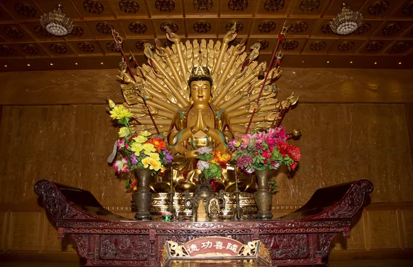 불교 사원입니다. 부처-남부 시안 (sian, 시안), 산시 성, 중국의 황금 동상 — 스톡 사진