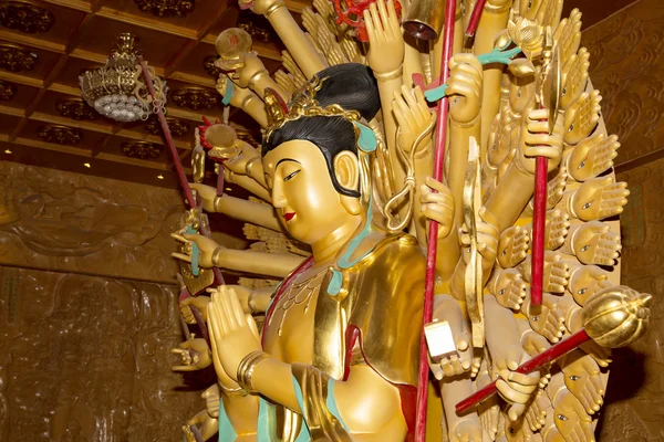 Buddhistický chrám. Zlatá socha Buddhy – Jižní xian (sian, xi'an), provincie Šen-si, Čína — Stock fotografie