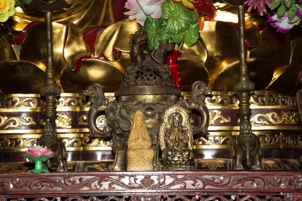 Temple bouddhiste. Statue dorée de Bouddha au sud de Xi'an (Sian, Xi'an), province du Shaanxi, Chine — Photo