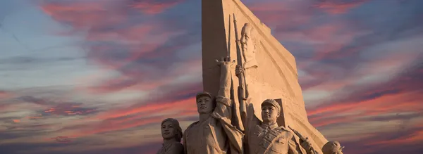 Revolutionerande statyer på Himmelska fridens torg i Peking, Kina — Stockfoto