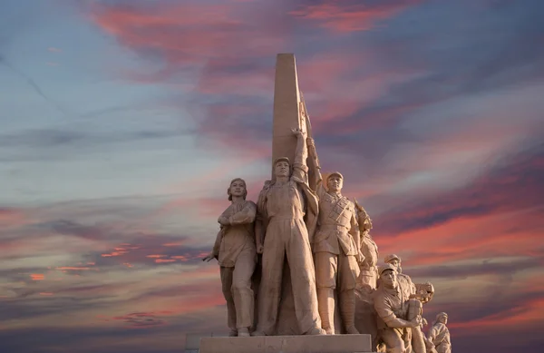 Estatuas revolucionarias en la Plaza Tiananmen en Beijing, China — Foto de Stock