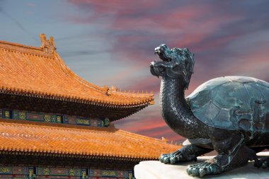 Yasak Şehir bronz bir Çinli ejderha heykeli. Beijing, Çin