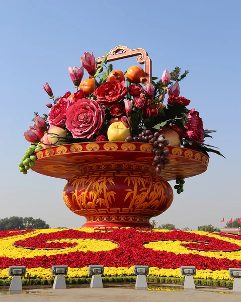 Cesto di fiori enorme in piazza Tiananmen, Pechino, Cina — Foto Stock