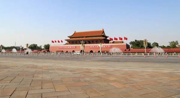 Plaza Tiananmen es una gran plaza de la ciudad en el centro de Beijing, China — Foto de Stock