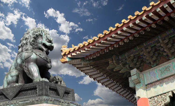 Bronzen Guardian Lion standbeeld in de verboden stad, Peking, China — Stockfoto