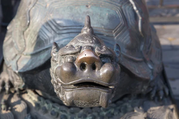 Brons sköldpadda staty i den förbjudna stad, Peking, Kina — Stockfoto