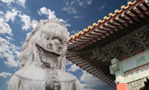 Estátua do leão guardião de pedra em Beihai Park, Beijing, China — Fotografia de Stock