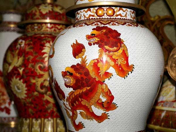 Traditional Chinese vases at a Chinese market — Stock Photo, Image