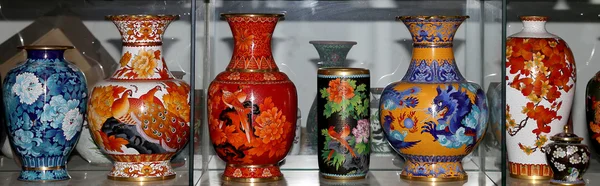 Traditional Chinese vases at a Chinese market — Stock Photo, Image