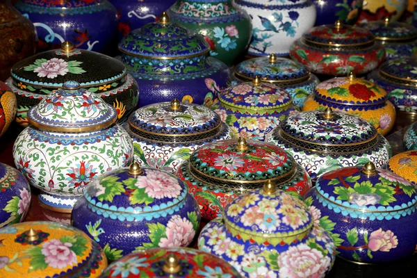 传统的中国花瓶在中国的市场 — 图库照片