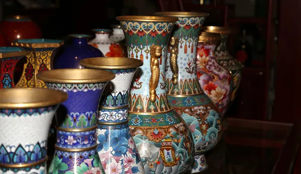 Traditional Chinese vases at a Chinese market — Stock Photo, Image