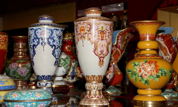 中国市場での伝統的な中国の花瓶 — ストック写真