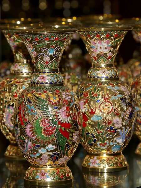 Traditionella kinesiska vaser på en kinesisk marknad — Stockfoto