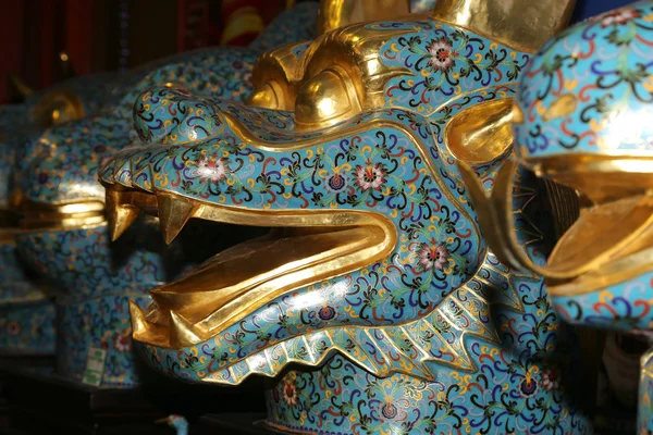 Traditionella kinesiska draken målade i starka färger — Stockfoto