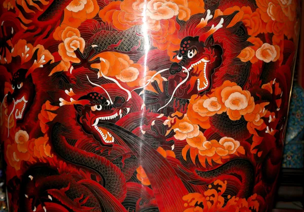 진동 하는 색깔에서 그려진 전통적인 중국 용 — 스톡 사진