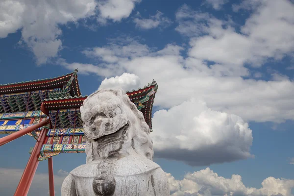 Yasak Şehir Pekin, Çin'in kuzeybatısında bir imparatorluk Bahçesi koruyucu aslan heykeli beihai Park taş mı — Stok fotoğraf
