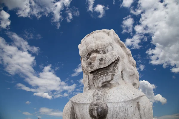 Кам'яна статуя Лева guardian у місті beihai парку, — розташований імператорського сад на південний захід від Забороненого міста в Пекіні, Китай — стокове фото