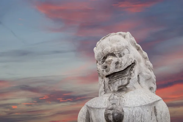 Stein Wächter Löwenstatue im Beihai Park - ist ein kaiserlicher Garten nordwestlich der verbotenen Stadt in Peking, China — Stockfoto