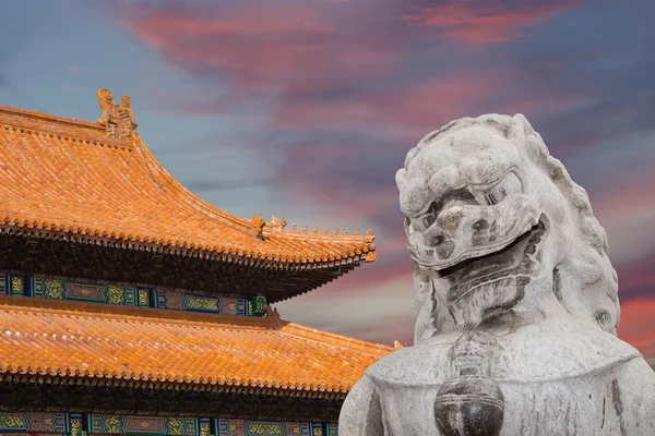 Sten guardian lejonet statyn i beihai-parken - är en imperial garden nordväst om den förbjudna staden i Peking, Kina — Stockfoto