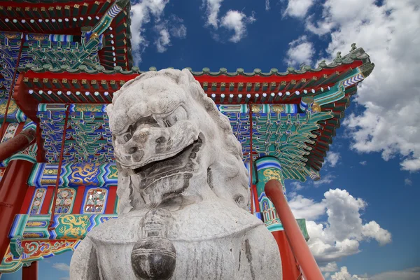 Stone Guardian Lion Statue in Beihai Park es un jardín imperial al noroeste de la Ciudad Prohibida en Beijing, China. — Foto de Stock