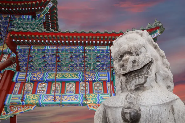 Estátua do Leão Guardião de Pedra no Parque Beihai é um jardim imperial a noroeste da Cidade Proibida em Pequim, China — Fotografia de Stock