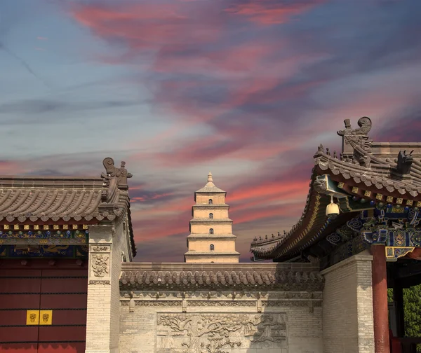 La pagoda gigante del ganso salvaje o gran pagoda del ganso salvaje, es una pagoda budista ubicada en el sur de Xian (Sian, Xi 'an), provincia de Shaanxi, China. — Foto de Stock