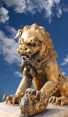 Yasak Şehir bronz bir Çinli ejderha heykeli. Beijing, Çin