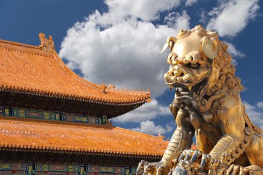 Yasak Şehir bronz bir Çinli ejderha heykeli. Beijing, Çin